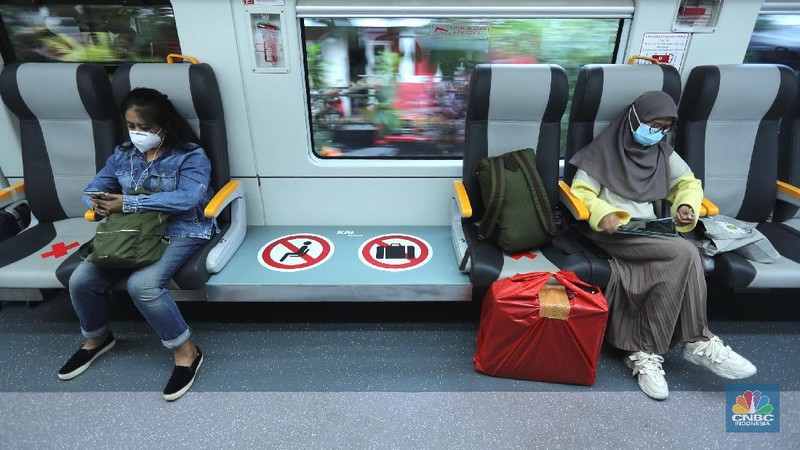 PT Railink meluncurkan Kereta Api (KA) Bandara Premium dari dan ke Bandara Internasional Soekarno-Hatta (Soetta) dengan tarif murah, Jakarta, Kamis (1/4/2021). KA Bandara dibandrol mulai dari Rp 5 ribu per penumpang. (CNBC Indonesia/Tri Susilo)