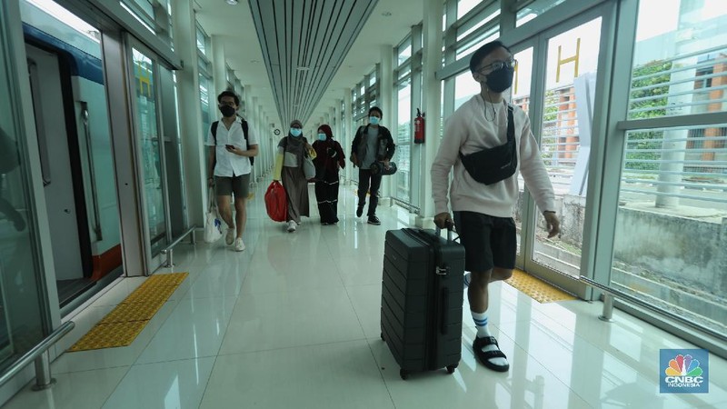 PT Railink meluncurkan Kereta Api (KA) Bandara Premium dari dan ke Bandara Internasional Soekarno-Hatta (Soetta) dengan tarif murah, Jakarta, Kamis (1/4/2021). KA Bandara dibandrol mulai dari Rp 5 ribu per penumpang. (CNBC Indonesia/Tri Susilo)