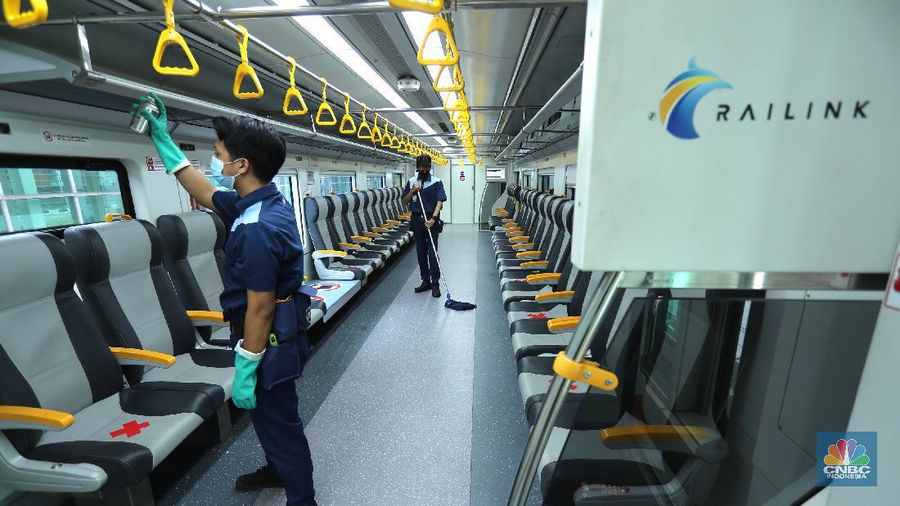 PT Railink meluncurkan Kereta Api (KA) Bandara Premium dari dan ke Bandara Internasional Soekarno-Hatta (Soetta) dengan tarif murah, Jakarta, Kamis (1/4/2021). KA Bandara dibandrol mulai dari Rp 5 ribu per penumpang. (CNBC Indonesia/Tri Susilo)