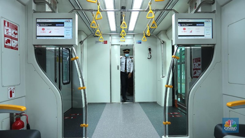 PT Railink meluncurkan Kereta Api (KA) Bandara Premium dari dan ke Bandara Internasional Soekarno-Hatta (Soetta) dengan tarif murah, Jakarta, Kamis (1/4/2021). KA Bandara dibandrol mulai dari Rp 5 ribu per penumpang. (CNBC Indonesia/Tri Susilo)