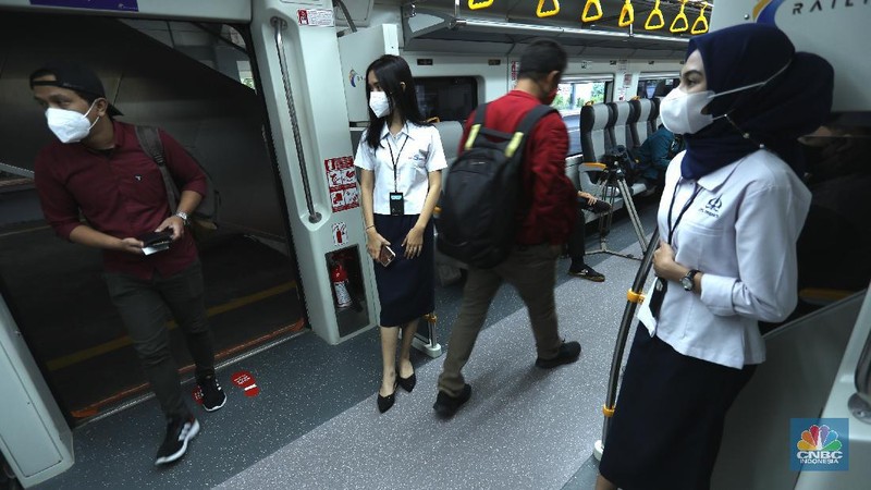 PT Railink meluncurkan Kereta Api (KA) Bandara Premium dari dan ke Bandara Internasional Soekarno-Hatta (Soetta) dengan tarif murah, Jakarta, Kamis (1/4/2021). KA Bandara dibandrol mulai dari Rp 5 ribu per penumpang. (CNBC Indonesia/Tri Susilo)