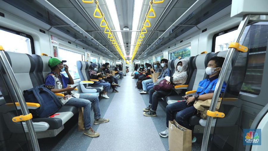 PT Railink meluncurkan Kereta Api (KA) Bandara Premium dari dan ke Bandara Internasional Soekarno-Hatta (Soetta) dengan tarif murah, Jakarta, Kamis (1/4/2021). KA Bandara dibandrol mulai dari Rp 5 ribu per penumpang. (CNBC Indonesia/Tri Susilo)