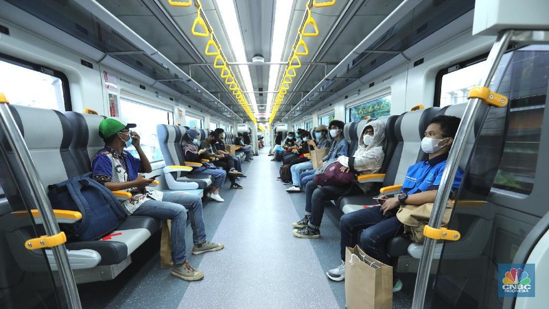 PT Railink meluncurkan Kereta Api (KA) Bandara Premium dari dan ke Bandara Internasional Soekarno-Hatta (Soetta) dengan tarif murah, Jakarta, Kamis (1/4/2021). KA Bandara dibandrol mulai dari Rp 5 ribu per penumpang. (CNBC Indonesia/Tri Susilo)
