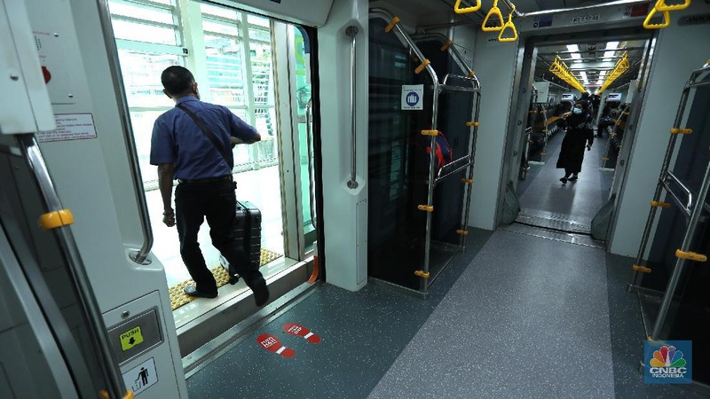 PT Railink meluncurkan Kereta Api (KA) Bandara Premium dari dan ke Bandara Internasional Soekarno-Hatta (Soetta) dengan tarif murah, Jakarta, Kamis (1/4/2021). KA Bandara dibandrol mulai dari Rp 5 ribu per penumpang. (CNBC Indonesia/Tri Susilo)