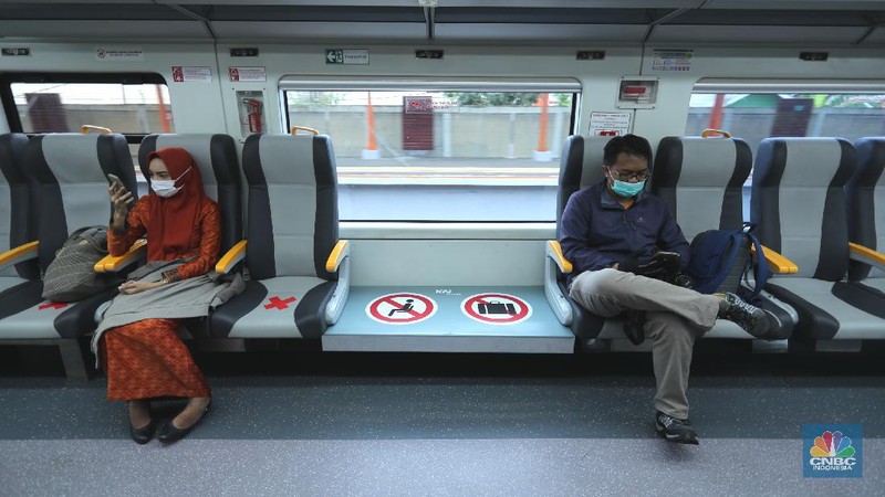 PT Railink meluncurkan Kereta Api (KA) Bandara Premium dari dan ke Bandara Internasional Soekarno-Hatta (Soetta) dengan tarif murah, Jakarta, Kamis (1/4/2021). KA Bandara dibandrol mulai dari Rp 5 ribu per penumpang. (CNBC Indonesia/Tri Susilo)