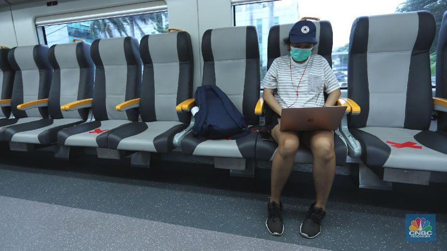 PT Railink meluncurkan Kereta Api (KA) Bandara Premium dari dan ke Bandara Internasional Soekarno-Hatta (Soetta) dengan tarif murah, Jakarta, Kamis (1/4/2021). KA Bandara dibandrol mulai dari Rp 5 ribu per penumpang. (CNBC Indonesia/Tri Susilo)