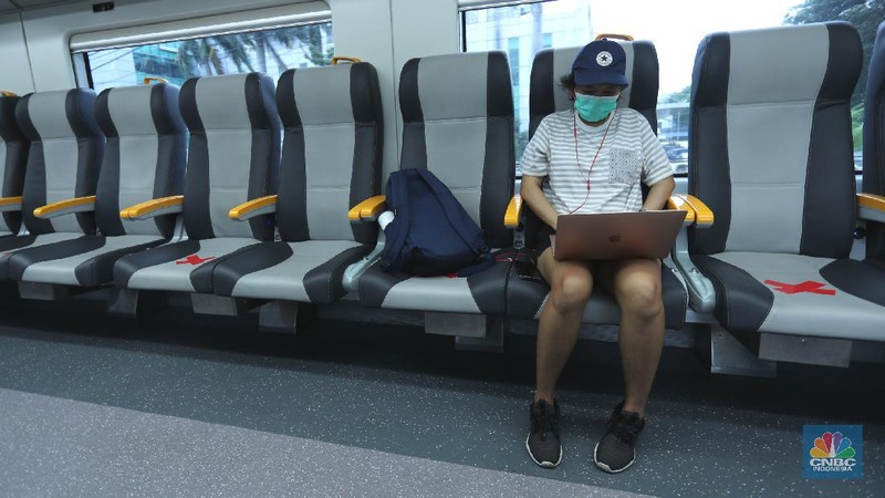 PT Railink meluncurkan Kereta Api (KA) Bandara Premium dari dan ke Bandara Internasional Soekarno-Hatta (Soetta) dengan tarif murah, Jakarta, Kamis (1/4/2021). KA Bandara dibandrol mulai dari Rp 5 ribu per penumpang. (CNBC Indonesia/Tri Susilo)