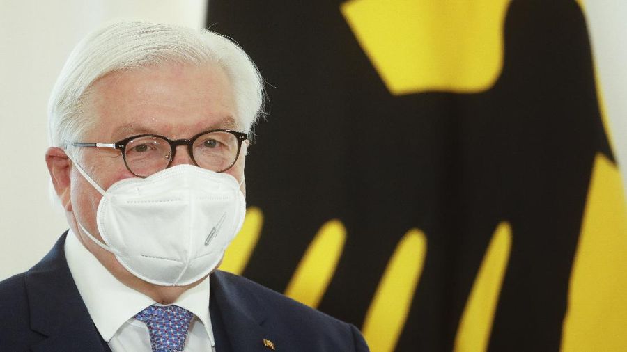 German President Frank Walter Steinmeier attends a ceremony to honor people for their services during the coronavirus pandemic with state's cross of merit at Bellevue Palace in Berlin, Germany, Friday, March 26, 2021. (AP Photo/Markus Schreiber, Pool)