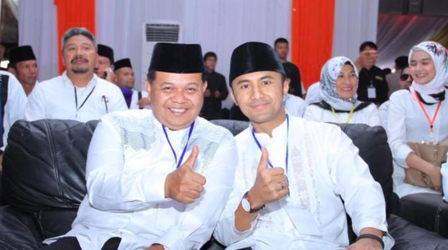 Bupati Bandung Barat Aa Umbara Sutisna (kiri) ditetapkan sebagai tersangka proyek pengadaan barang dan jasa terkait tanggap darurat pandemi Covid-19. (Detikcom / Wisma Putra)