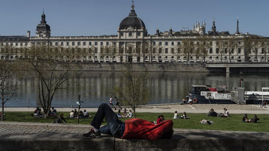 Kasus Covid-19 naik, Prancis kembali lockdown. (AP/Francois Mori)