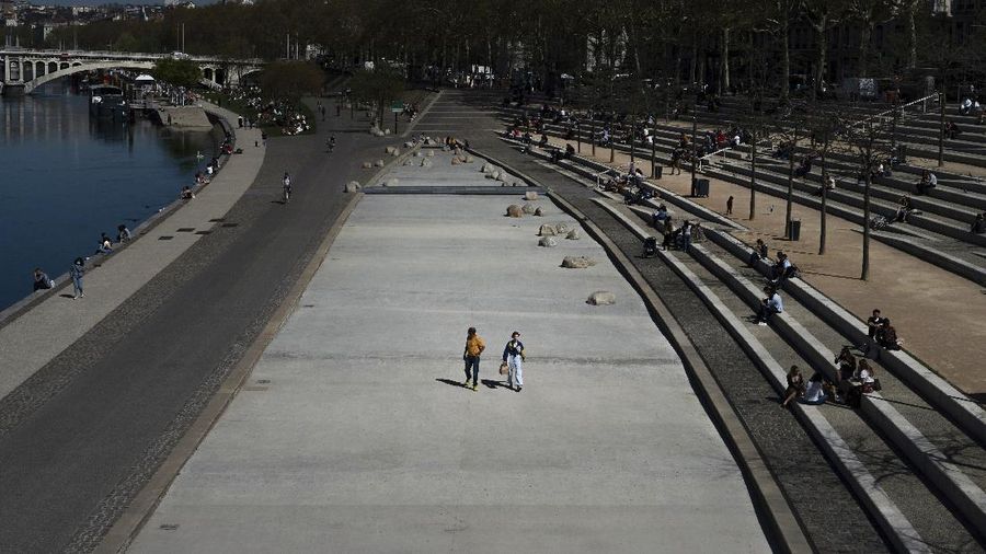 Kasus Covid-19 naik, Prancis kembali lockdown. (AP/Francois Mori)