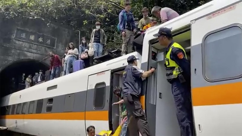 Kereta yang keluar rel di Taiwan pada 2 April 2021. AP/