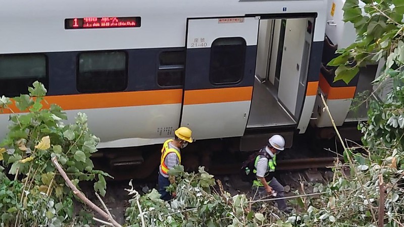 Kereta yang keluar rel di Taiwan pada 2 April 2021. AP/