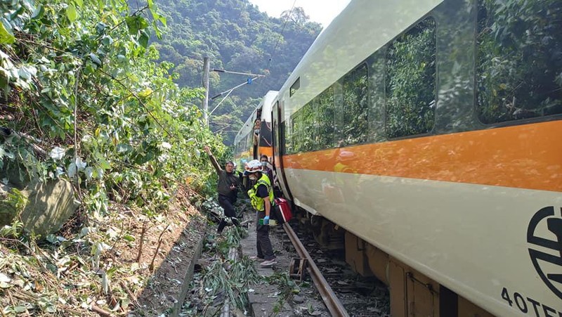 Kereta yang keluar rel di Taiwan pada 2 April 2021. (Dok: Facebook/The Straits Times)