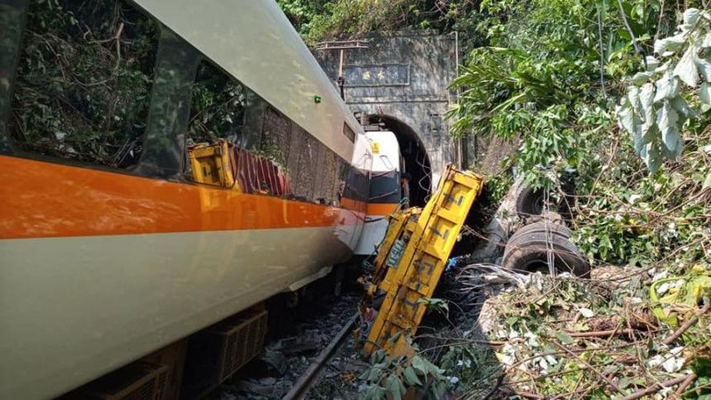 Kereta yang keluar rel di Taiwan pada 2 April 2021. AP/