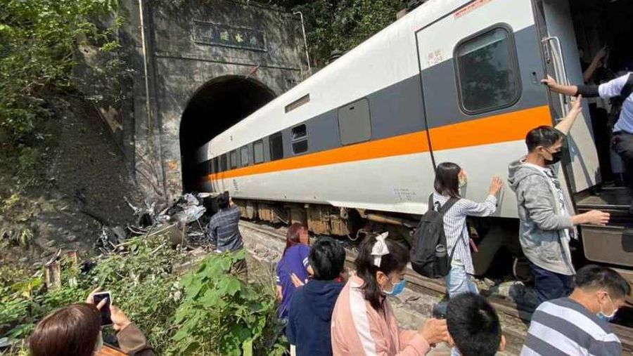 Kereta yang keluar rel di Taiwan pada 2 April 2021. (Dok: Facebook/The Straits Times)