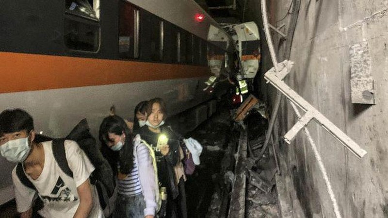 Kereta yang keluar rel di Taiwan pada 2 April 2021. (Dok: Facebook/The Straits Times)