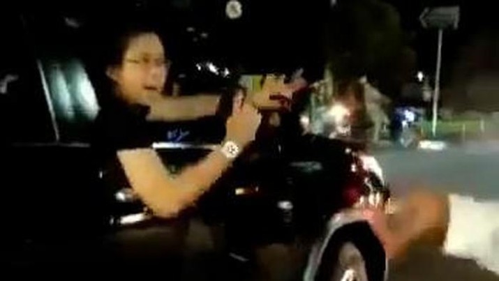 Pengendara Fortuner Acungkan Pistol di Duren Sawit Pengemudi Fortuner melakukan aksi koboi mengacungkan pistol. (Foto: Istimewa) Pengendara Fortuner Acungkan Pistol di Duren Sawit Pengemudi Fortuner melakukan aksi koboi mengacungkan pistol. (Foto: Istimewa)