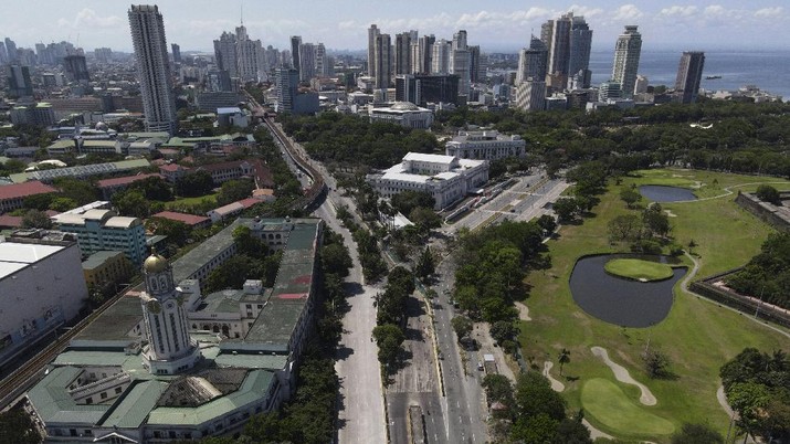 APTOPIX Virus Outbreak Philippines An almost empty Welcome Rotonda roundabout is seen as the government implements a strict lockdown to prevent the spread of the coronavirus on Good Friday, April 2, 2021 in Manila, Philippines. Filipinos marked Jesus Christ's crucifixion Friday in one of the most solemn holidays in Asia's largest Catholic nation which combined with a weeklong coronavirus lockdown to empty Manila's streets of crowds and heavy traffic jams. Major highways and roads were eerily quiet on Good Friday and churches were deserted too after religious gatherings were prohibited in metropolitan Manila and four outlying provinces. (AP Photo/Aaron Favila)