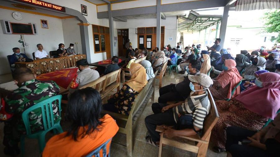 Cecep Supriyatna Unit Manager Comm, Rel & CSR RU VI Pertamina bersama seperangkat desa dan warga melakukan sosialiasi ganti rugi rumah warga terkena dampak tangki Kilang Balongan di Balaidesa Sukaurip, pada jumat (2/4/2021)