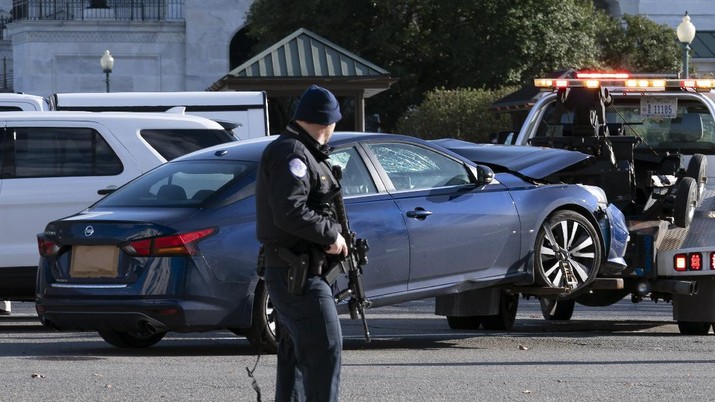 Penyerangan Polisi di Capitol AS Authorities tow a car after a man rammed it into a barricade on Capitol Hill in Washington, Friday, April 2, 2021. (AP Photo/Jose Luis Magana)