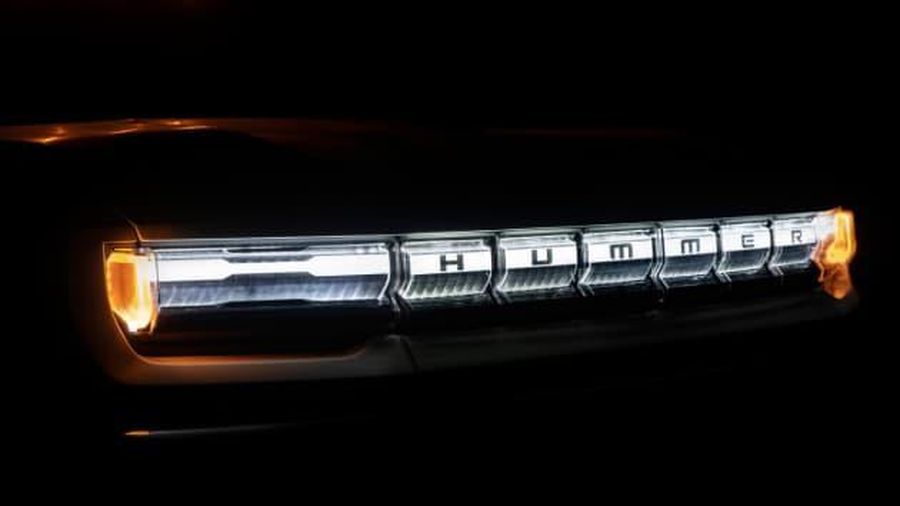 Hummer EV 2022 menampilkan iterasi baru dari gril berlubang tradisional kendaraan dengan lampu latar