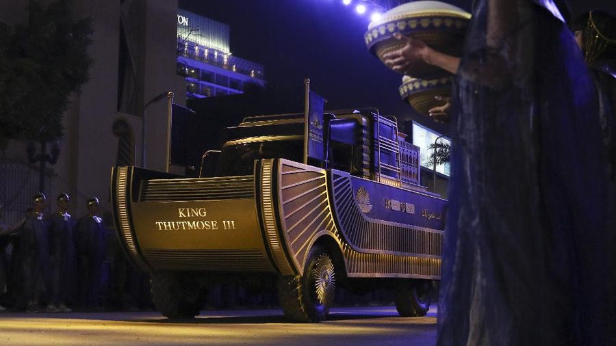 Mesir menggelar parade merayakan pengangkutan 22 mumi berharga kerajaan dari Museum Mesir ke Museum Nasional Peradaban Mesir yang baru dibuka. (AP Photo)