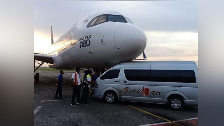 Shuttle bus Batik Air tabrak pesawat parkir di Bandara Soekarno-Hatta. (Instagram/@Aguspambagio)