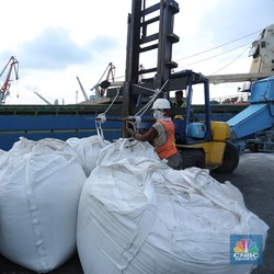 Kapal Pengangkut Pupuk Terbakar, Pasokan Aman?