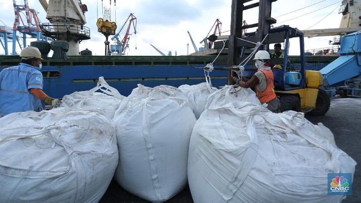 Bongkar Muat Pupuk Subsidi di Tanjung Priok Buruh angkut pelabuhan mengangkut karung pupuk subsidi dari kapal saat bongkar muat di Pelabuhan Tanjung Priok, Jakarta, Senin (5/4/2021). Kementrian Pertanian mengungkapkan bahwa realisasi penyaluran pupuk subsidi telah mencapai 1,9 juta ton atau setara 21% dari alokasi tahun 2021 sebesar 9,04 juta ton dan 1,5 juta liter pupuk organik cair.
(CNBC.Indonesia/ Tri Susilo)