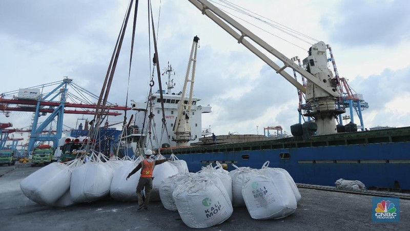Buruh angkut pelabuhan mengangkut karung pupuk subsidi dari kapal saat bongkar muat di Pelabuhan Tanjung Priok, Jakarta, Senin (5/4/2021). Kementrian Pertanian mengungkapkan bahwa realisasi penyaluran pupuk subsidi telah mencapai 1,9 juta ton atau setara 21% dari alokasi tahun 2021 sebesar 9,04 juta ton dan 1,5 juta liter pupuk organik cair.
 (CNBC.Indonesia/ Tri Susilo)