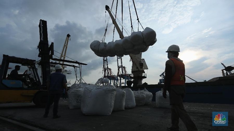 Buruh angkut pelabuhan mengangkut karung pupuk subsidi dari kapal saat bongkar muat di Pelabuhan Tanjung Priok, Jakarta, Senin (5/4/2021). Kementrian Pertanian mengungkapkan bahwa realisasi penyaluran pupuk subsidi telah mencapai 1,9 juta ton atau setara 21% dari alokasi tahun 2021 sebesar 9,04 juta ton dan 1,5 juta liter pupuk organik cair.
(CNBC.Indonesia/ Tri Susilo)