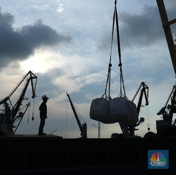 Potret Bongkar Muat Pupuk Bersubsidi di Pelabuhan Priok