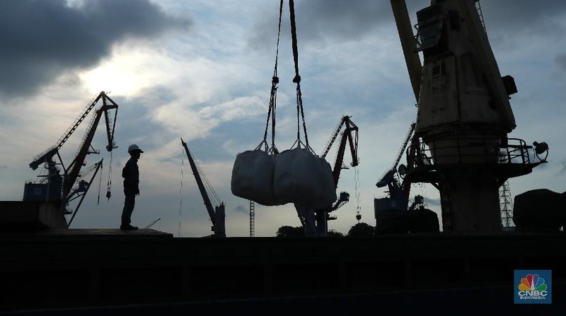 Buruh angkut pelabuhan mengangkut karung pupuk subsidi dari kapal saat bongkar muat di Pelabuhan Tanjung Priok, Jakarta, Senin (5/4/2021). Kementrian Pertanian mengungkapkan bahwa realisasi penyaluran pupuk subsidi telah mencapai 1,9 juta ton atau setara 21% dari alokasi tahun 2021 sebesar 9,04 juta ton dan 1,5 juta liter pupuk organik cair.
 (CNBC.Indonesia/ Tri Susilo)