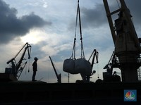 Potret Bongkar Muat Pupuk Bersubsidi di Pelabuhan Priok