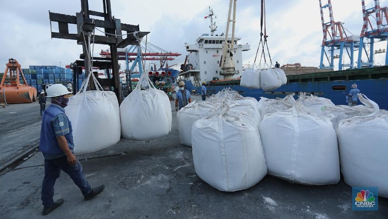 Buruh angkut pelabuhan mengangkut karung pupuk subsidi dari kapal saat bongkar muat di Pelabuhan Tanjung Priok, Jakarta, Senin (5/4/2021). Kementrian Pertanian mengungkapkan bahwa realisasi penyaluran pupuk subsidi telah mencapai 1,9 juta ton atau setara 21% dari alokasi tahun 2021 sebesar 9,04 juta ton dan 1,5 juta liter pupuk organik cair.
 (CNBC.Indonesia/ Tri Susilo)