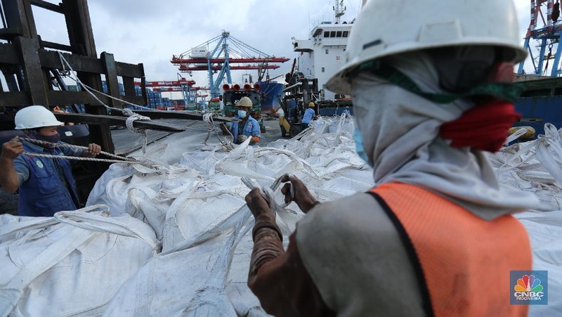 Buruh angkut pelabuhan mengangkut karung pupuk subsidi dari kapal saat bongkar muat di Pelabuhan Tanjung Priok, Jakarta, Senin (5/4/2021). Kementrian Pertanian mengungkapkan bahwa realisasi penyaluran pupuk subsidi telah mencapai 1,9 juta ton atau setara 21% dari alokasi tahun 2021 sebesar 9,04 juta ton dan 1,5 juta liter pupuk organik cair.
 (CNBC.Indonesia/ Tri Susilo)