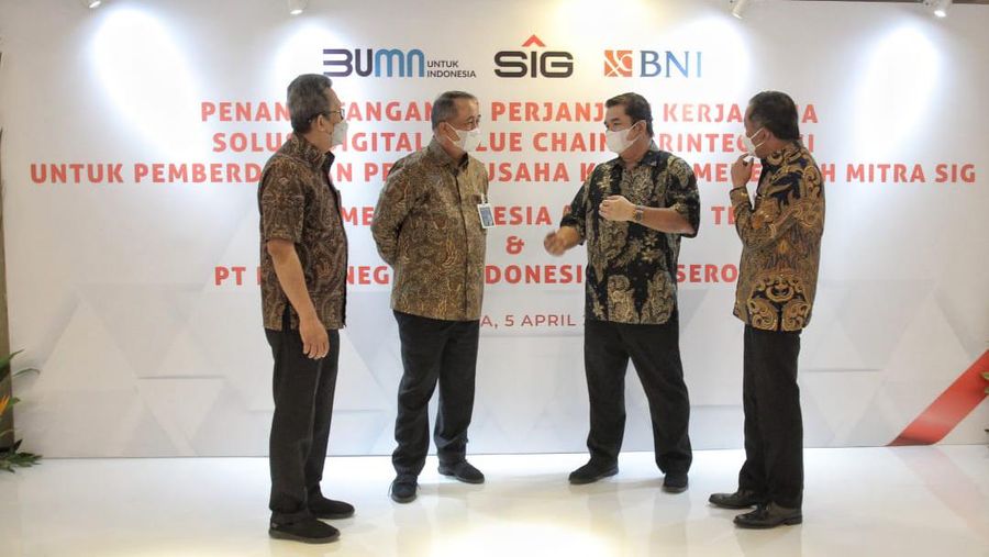Direktur Utama BNI Royke Tumilaar (kedua kiri), Direktur Utama PT Semen Indonesia (Persero) Tbk Hendi Prio Santoso (kedua kanan), Direktur Bisnis UMKM BNI Muhammad Iqbal (kanan), dan Direktur Keuangan PT Semen Indonesia (Persero) Tbk Doddy Sulasmono (kiri) berbincang-bincang pasca penandatanganan Perjanjian Kerja Sama (PKS) Solusi Digital Value Chain Terintegrasi untuk Pemberdayaan Pelaku Usaha Kecil dan Menengah Mitra SIG di Jakarta, Senin (5 April 2021). BNI memberikan kepada PT Semen Indonesia (Persero) Tbk layanan solusi transaksional terintegrasi yang unggul melalui fasilitas pembiayaan value chain dengan menggunakan platform BNI Financial Supply Chain Management. (Dok. BNI)
