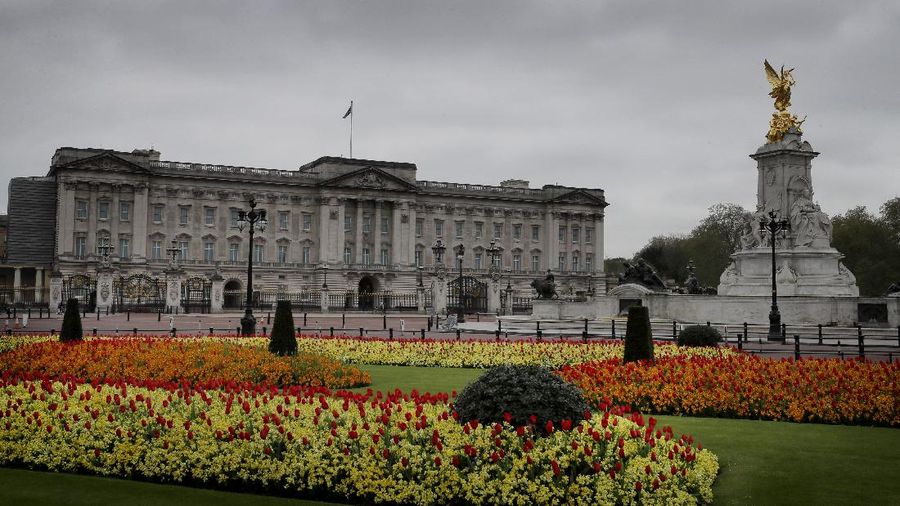 A display of tulips and wallflowers near a deserted Buckingham Palace, as the country continues its lockdown in an attempt to control the spread of the coronavirus, in London, Saturday, April 18, 2020. (AP Photo/Kirsty Wigglesworth)