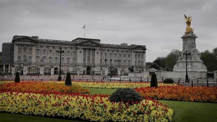 Istana Buckingham, Inggris A display of tulips and wallflowers near a deserted Buckingham Palace, as the country continues its lockdown in an attempt to control the spread of the coronavirus, in London, Saturday, April 18, 2020. (AP Photo/Kirsty Wigglesworth)