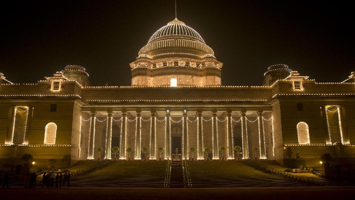 The illuminated Rashtrapati Bhavan, the presidential palace, is seen before President Barack Obama and first lady Michelle Obama and Indian President Pranab Mukherjee participate in a State Dinner, in New Delhi, India, Sunday, Jan. 25, 2015. Obama's arrival Sunday morning in the bustling capital of New Delhi marked the first time an American leader has visited India twice during his presidency. Obama is also the first to be invited to attend India's Republic Day festivities, which commence Monday and mark the anniversary of the enactment of the country's democratic constitution. (AP Photo/Carolyn Kaster)