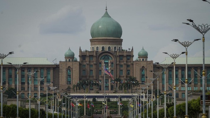 Kantor perdana menteri Malaysia di Putrajaya, Malaysia. Motorists drive in front of the prime minister's office building in Putrajaya, Malaysia, Friday, Oct. 23, 2020. Malaysian opposition leader Anwar Ibrahim said Friday he was concerned about reports that Prime Minister Muhyiddin Yassi may invoke emergency laws to suspend Parliament and stymie bids to oust his government. (AP Photo/Vincent Thian)