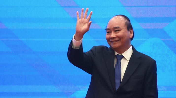 Perdana Menteri Vietnam Nguyen Xuan PhucVietnam Asia Trade Pact Vietnamese Prime Minister Nguyen Xuan Phuc waves after concluding the signing ceremony of the Regional Comprehensive Economic Partnership, or RCEP, trade agreement in Hanoi, Vietnam on Sunday, Nov. 15, 2020. China and 14 other countries agreed Sunday to set up the world’s largest trading bloc, encompassing nearly a third of all economic activity, in a deal many in Asia are hoping will help hasten a recovery from the shocks of the pandemic. (AP Photo/Hau Dinh)