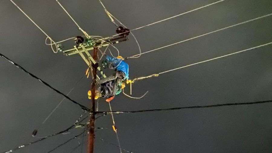 PLN melakukan pemulihan kelistrikan terdampak cuaca ekstrim, banjir dan longsor yang melanda beberapa kabupaten di Provinsi Nusa Tenggara Timur (NTT). (Dok. PLN)