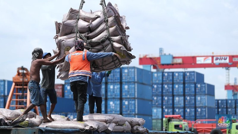 Pekerja munurunkan gula pasir dari kapal India sebanyak 23 ribu ton di Pelabuhan Tanjung Priok, Jakarta, Selasa (6/4/2021). Gula tersebut ditargetkan mulai mengisi pasar konsumsi menjelang bulan puasa dan lebaran agar dapat memenuhi lonjakan permintaan. CNBC Indonesia/ Tri Susilo)