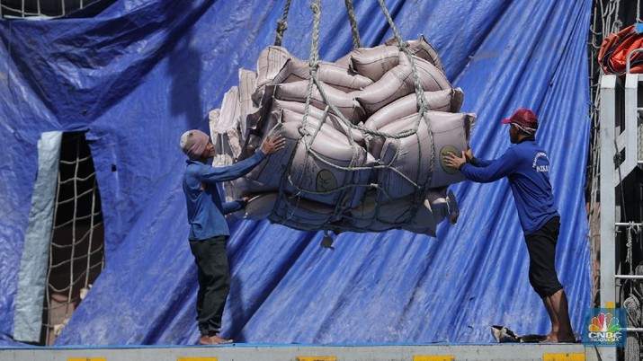 Pekerja munurunkan gula pasir dari kapal India sebanyak 23 ribu ton di Pelabuhan Tanjung Priok, Jakarta, Selasa (6/4/2021). Gula tersebut ditargetkan mulai mengisi pasar konsumsi menjelang bulan puasa dan lebaran agar dapat memenuhi lonjakan permintaan. CNBC Indonesia/ Tri Susilo)