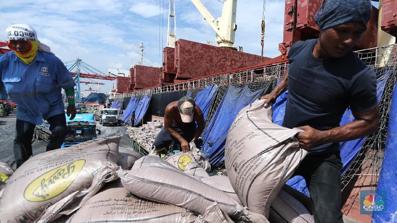 Pekerja munurunkan gula pasir dari kapal India sebanyak 23 ribu ton di Pelabuhan Tanjung Priok, Jakarta, Selasa (6/4/2021). Gula tersebut ditargetkan mulai mengisi pasar konsumsi menjelang bulan puasa dan lebaran agar dapat memenuhi lonjakan permintaan. CNBC Indonesia/ Tri Susilo)