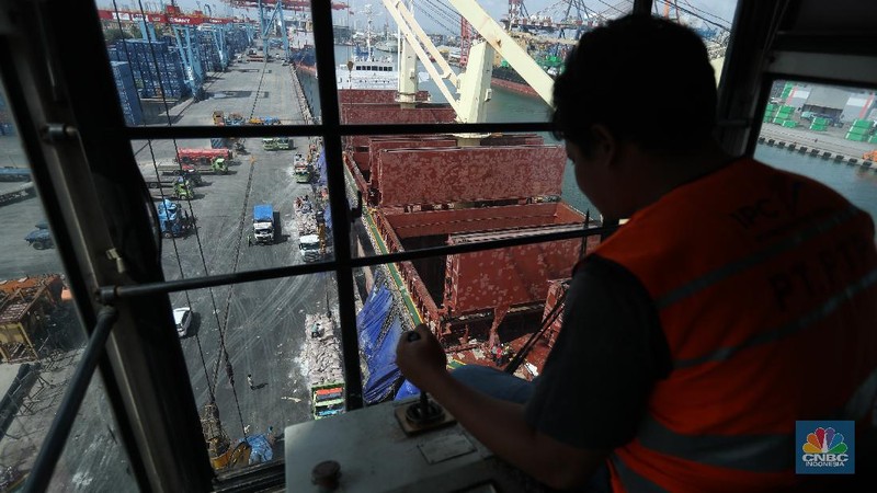 Pekerja munurunkan gula pasir dari kapal India sebanyak 23 ribu ton di Pelabuhan Tanjung Priok, Jakarta, Selasa (6/4/2021). Gula tersebut ditargetkan mulai mengisi pasar konsumsi menjelang bulan puasa dan lebaran agar dapat memenuhi lonjakan permintaan. CNBC Indonesia/ Tri Susilo)