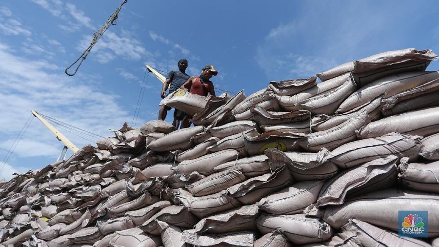 Pekerja munurunkan gula pasir dari kapal India sebanyak 23 ribu ton di Pelabuhan Tanjung Priok, Jakarta, Selasa (6/4/2021). Gula tersebut ditargetkan mulai mengisi pasar konsumsi menjelang bulan puasa dan lebaran agar dapat memenuhi lonjakan permintaan. CNBC Indonesia/ Tri Susilo)