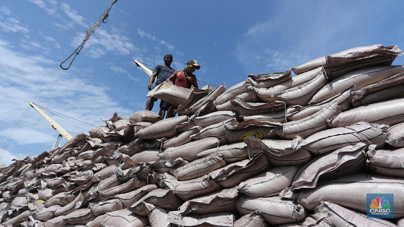 Pekerja munurunkan gula pasir dari kapal India sebanyak 23 ribu ton di Pelabuhan Tanjung Priok, Jakarta, Selasa (6/4/2021). Gula tersebut ditargetkan mulai mengisi pasar konsumsi menjelang bulan puasa dan lebaran agar dapat memenuhi lonjakan permintaan. CNBC Indonesia/ Tri Susilo)